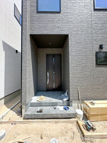 西区己斐上3丁目 No.1の玄関|スマートキー対応の玄関ポーチ☆
屋根も付いており、雨が降っても濡れる心配はありません♪