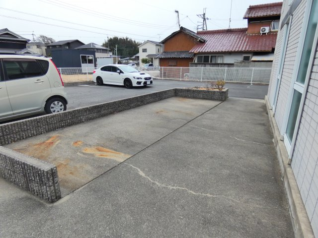 ウィングメゾンの駐車場