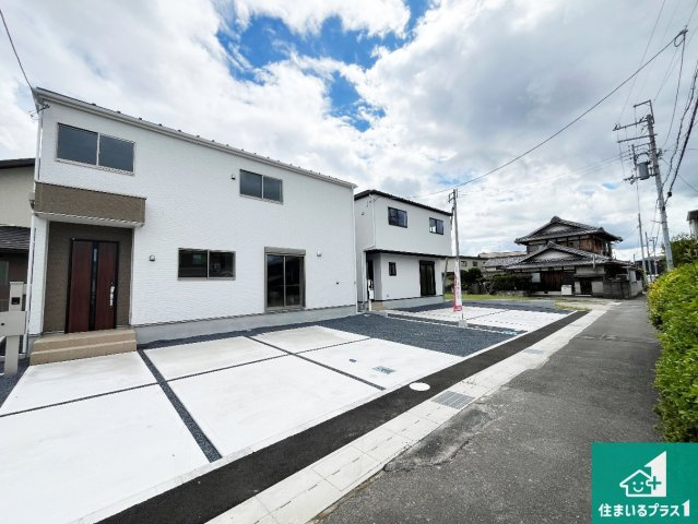 草津市木川町　第1期　新築一戸建ての前面道路含む現地写真|周辺は閑静な住宅街！前面道路広々で車の出し入れも便利です。駐車が苦手な方でも安心して車庫入れできます！