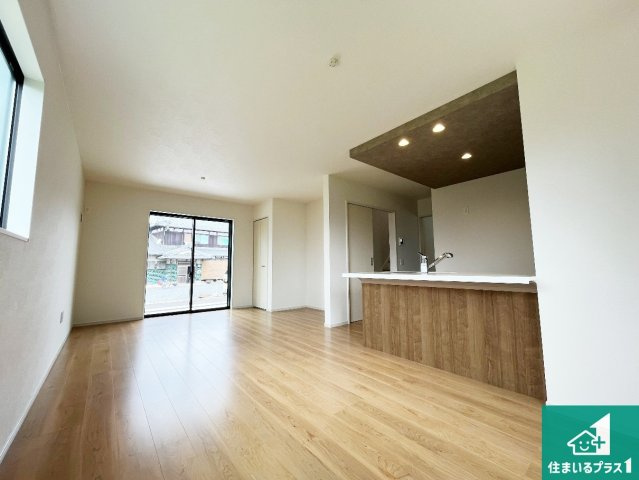 草津市木川町　第1期　新築一戸建ての居間・リビング|対面キッチンでご家族のコミュニケーションも自然と増える設計！