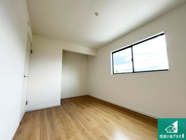 草津市木川町　第1期　新築一戸建ての洋室|シンプルな洋室は、自分好みのインテリアが楽しめます♪ご家族とインテリアや家具を選びに行くのは新築購入時の醍醐味の一つです。ぜひお楽しみください♪