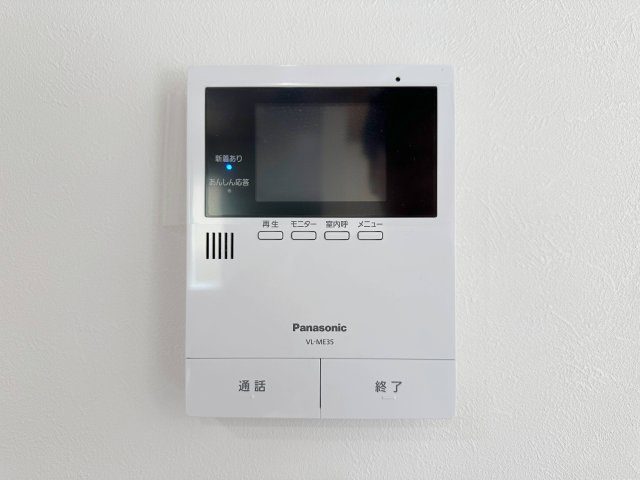 安佐北区口田南6丁目 No.1の防犯設備|ドアホン☆
来客があったとき、室内からカメラやマイクを使って相手や用件を確認できます。相手を事前に確認することができ、訪問販売対策や防犯面でも役に立つアイテムです♪