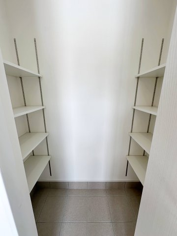 安佐北区口田南6丁目 No.1の収納|シューズインクローク☆
可動棚で好きな高さに調整可能！靴だけでなく外で使う用具やお子様のおもちゃなども帰ってきてそのまま収納することができます♪
