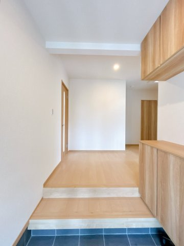 【玄関】 | 上乃木6丁目中古戸建 | 収納もある玄関です