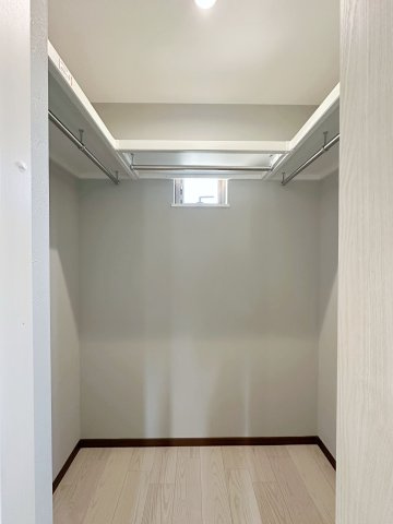 安佐南区長束西4丁目の収納|全居室収納☆
5帖洋室のウォークインクローゼットです♪