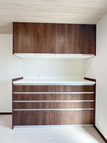 安佐南区長束西4丁目の収納|収納力のある大型カップボード☆
備え付けのため耐震性が高く地震の際にも倒れてくる心配はありません♪
キッチンと同じカラーリングのため統一感もあります！