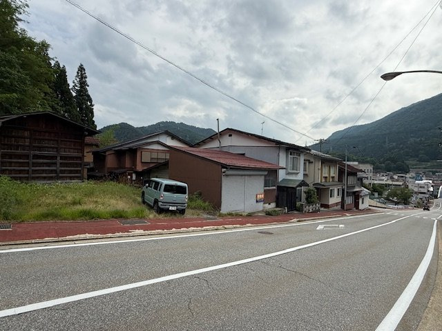 26/8/22ご成約　戸建　飛騨市神岡町東町　250万の前面道路含む現地写真