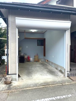 【駐車場】 | 富士吉田市上吉田東1丁目　電動シャッターガレージ　3LDK