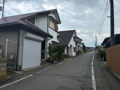 【前面道路含む現地写真】 | 富士吉田市上吉田東1丁目　電動シャッターガレージ　3LDK