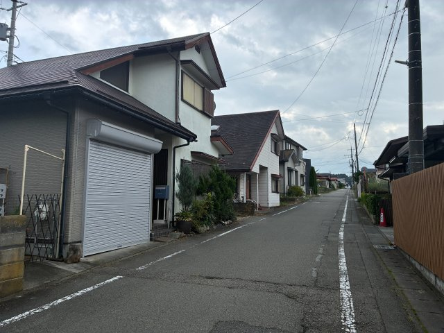 【前面道路含む現地写真】 | 富士吉田市上吉田東1丁目　電動シャッターガレージ　3LDK