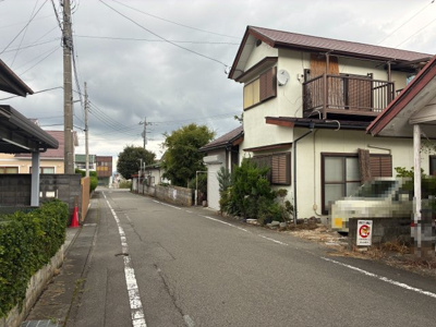 【前面道路含む現地写真】 | 富士吉田市上吉田東1丁目　電動シャッターガレージ　3LDK