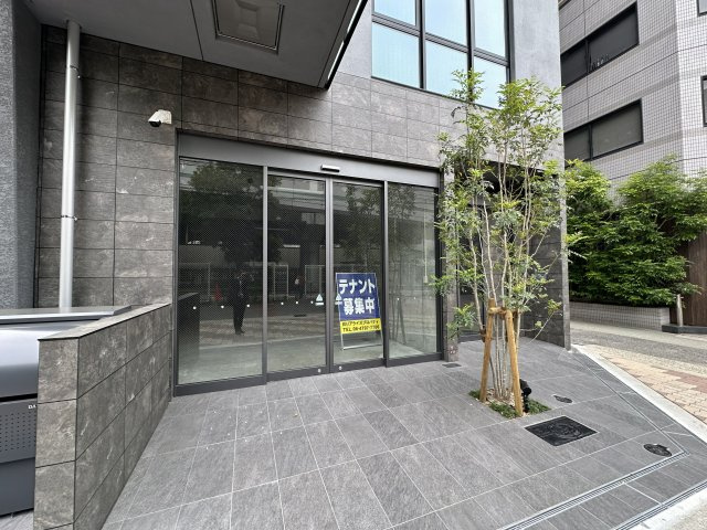 リアライズ立売堀ビルのエントランス