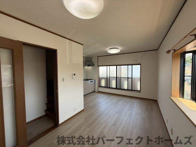 出口2丁目戸建の居間・リビング|こちらのリビングで趣味の時間をお楽しみください