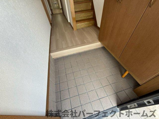出口2丁目戸建の玄関|収納もある玄関です