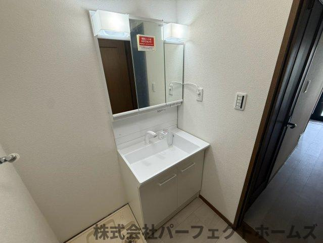 出口2丁目戸建の独立洗面台|独立洗面台、小物を置くことができて便利です
