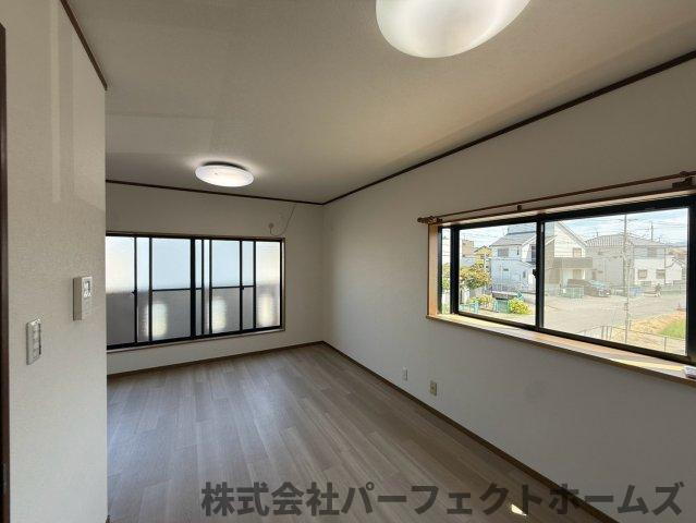 出口2丁目戸建の居間・リビング|こちらの居間で趣味の時間をお楽しみください
