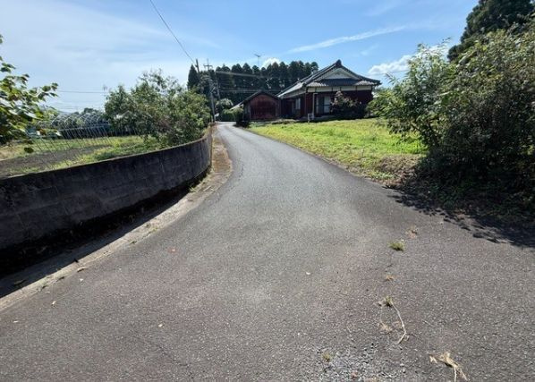 都城市梅北町の中古一戸建の前面道路含む現地写真