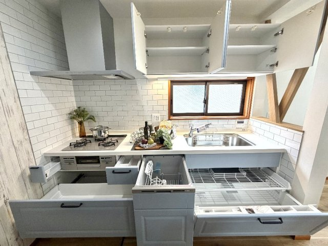 杉並区成田東１丁目　中古一戸建　京王井の頭線　西永福のキッチン|ビルトイン食洗器付き、収納量豊富で利便性も確保しております。