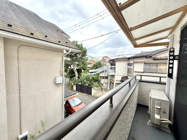 杉並区成田東１丁目　中古一戸建　京王井の頭線　西永福のバルコニー|リビング側バルコニー
2面ある各バルコニーに屋根がございます。