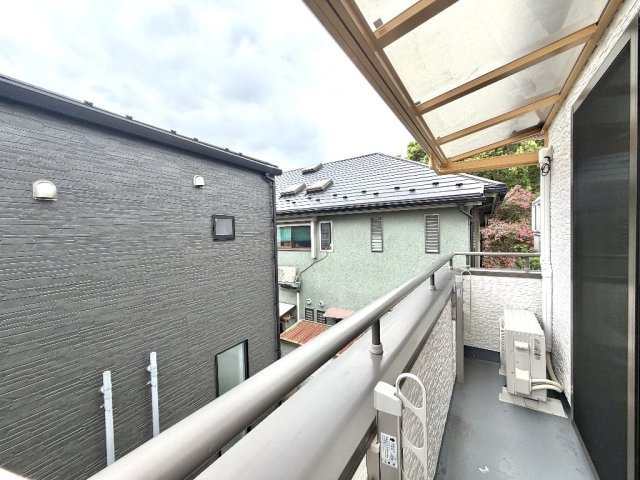 杉並区成田東１丁目　中古一戸建　京王井の頭線　西永福のバルコニー|2階洋室側バルコニー
2面ある各バルコニーに屋根がございます。