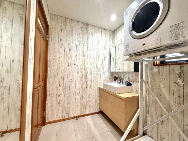 杉並区成田東１丁目　中古一戸建　京王井の頭線　西永福の洗面所|洗面スペースでございます。
ガス乾燥機をご活用頂けます。