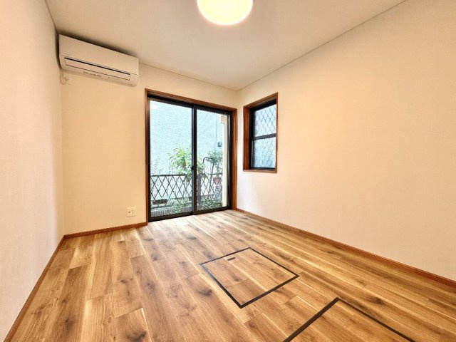杉並区成田東１丁目　中古一戸建　京王井の頭線　西永福の洋室|1階5.26帖洋室
各部屋にエアコン設置を完了しております。