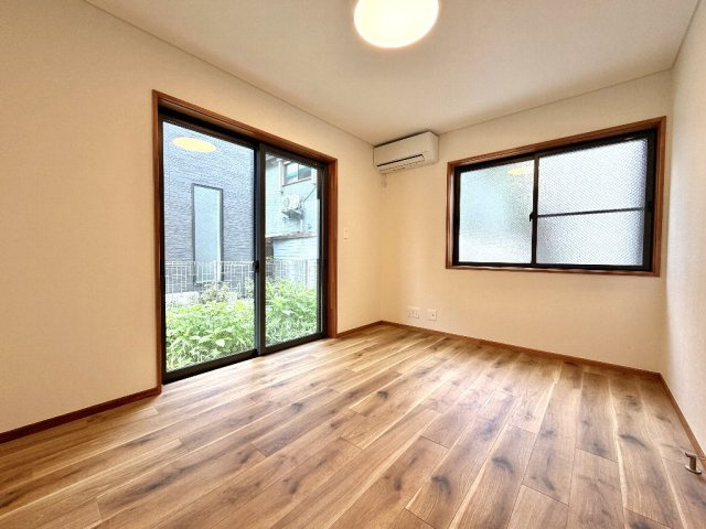 杉並区成田東１丁目　中古一戸建　京王井の頭線　西永福の洋室|1階6.02帖洋室
庭へ続く掃き出し窓を含む2面採光です。
床暖房も設置されております。