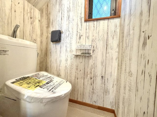 杉並区成田東１丁目　中古一戸建　京王井の頭線　西永福のトイレ|1階トイレ
各階リモコン式ウォシュレット搭載トイレに交換しております。