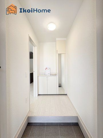 明石市貴崎1期　1号棟　新築戸建の玄関|【ホームページに現地動画掲載中】●年中無休：当日予約可●大きな靴箱が付いています。