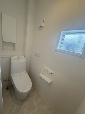 サンコート 山口市平井2号地のトイレ|窓付きのトイレです。
