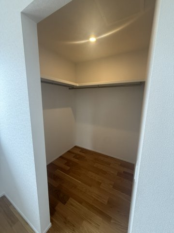 サンコート 山口市平井2号地の収納|ウォークインクローゼット付きです。