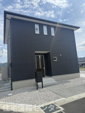 サンコート 山口市平井の外観|2号地
重厚感あふれる黒基調のスタイリッシュな外観。不在時でも荷物を受け取れる宅配ボックスと郵便ボックスを完備しています。洗練されたデザインと快適な機能性を兼ね備えた住まいです。