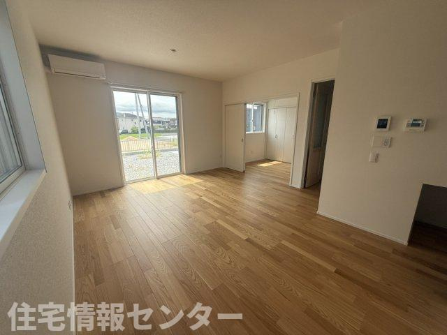 サンコート 山口市平井の居間・リビング|2号地
別角度から撮影した明るい陽光と風が通り抜ける2面採光の16帖LDK。エアコン1基を標準装備しており、引っ越し直後から快適に過ごせます。