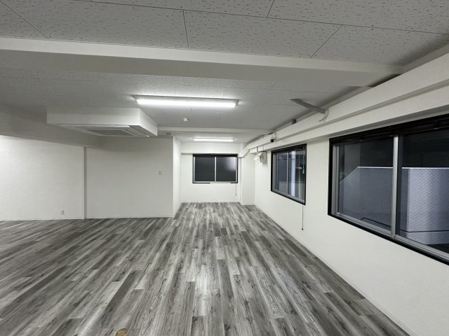 サンビラ大手前の洋室