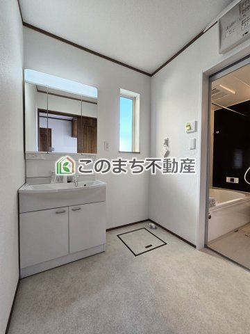 ハートフルタウン宇都宮市若草4丁目2665番の洗面所|同社施工物件の写真です。※建具やフローリング、その他仕様が違う場合がございます。シャンプードレッサーで朝の身支度♪伸びるホースでお掃除も簡単清潔です！