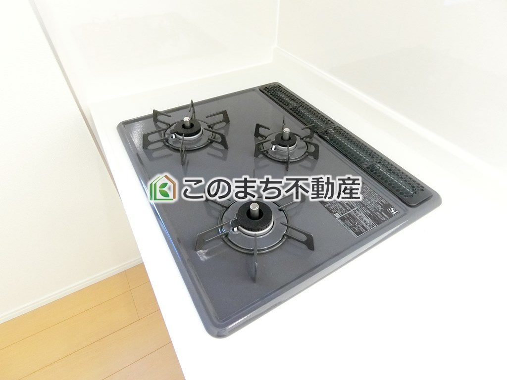 ハートフルタウン宇都宮市若草4丁目2665番のキッチン|三ツ口コンロ採用で、同時調理もスムーズ◎！お料理を並べられるカウンター付きで、配膳・片付けをサポート！リビングで過ごすご家族とコミュニケーションを楽しみながら作業可能です♪