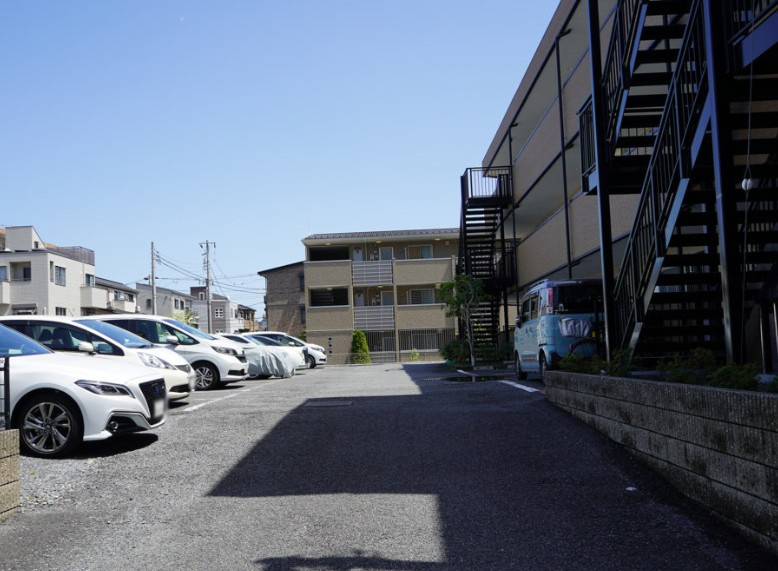 ドレスウェル北戸田の駐車場