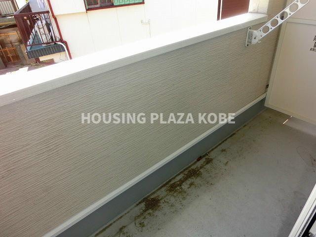 神戸市須磨区関守町３丁目のアパートのバルコニー