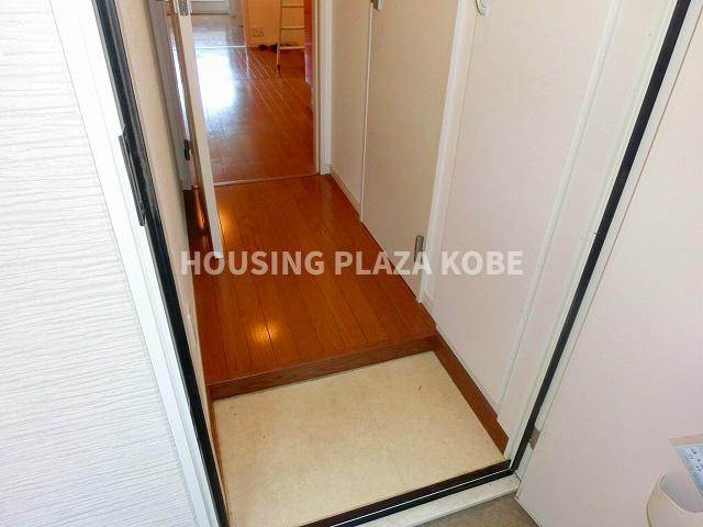 神戸市須磨区関守町３丁目のアパートの玄関