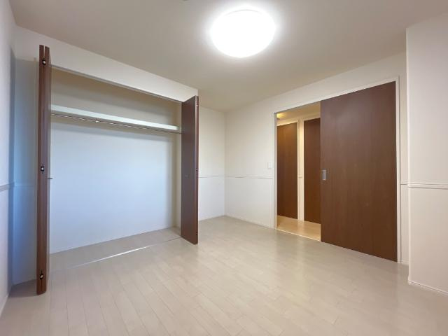 エルヴィータ長岡の内装|洋室（玄関横）