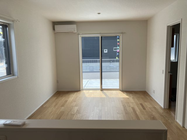 サンコート 山口市平井1号地の居間・リビング|南東向きの明るいリビングダイニングです。