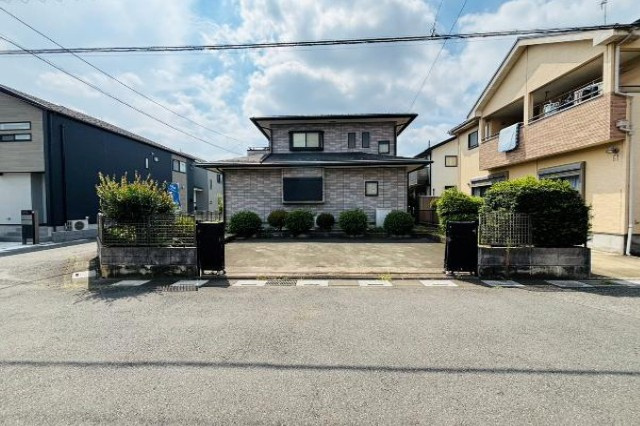 中古戸建　川越市笠幡の前面道路含む現地写真|カースペースは並列2台分確保！小・中学校徒歩4分以内！子育て世帯にうれしい安心の環境