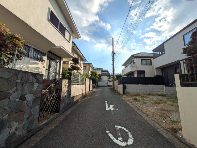 横浜市鶴見区獅子ヶ谷１丁目の前面道路含む現地写真