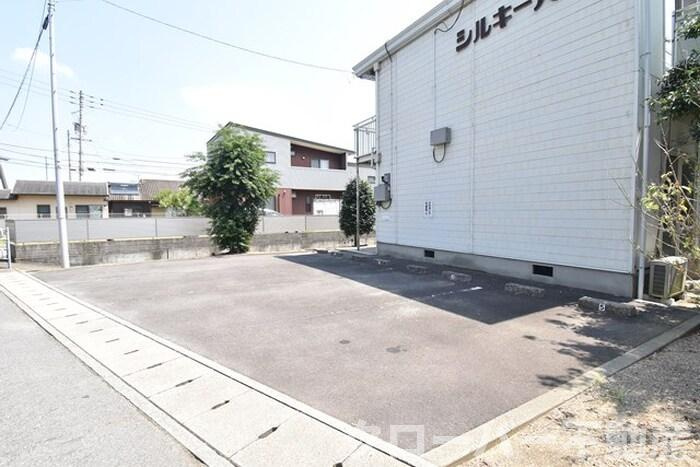 シルキーハイツの駐車場