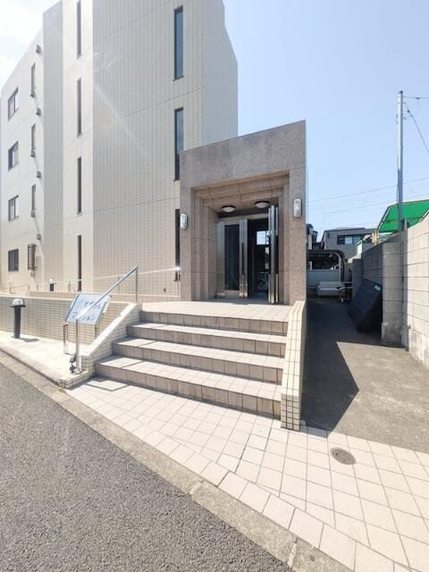 すずらんマンションのエントランス