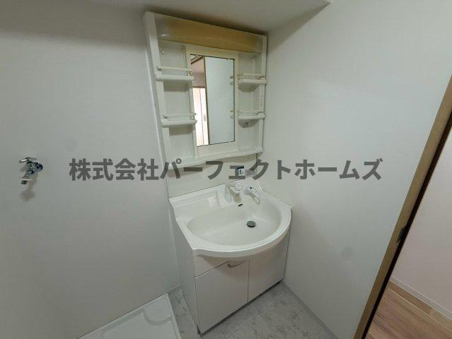メゾンエスポワールの独立洗面台|朝の支度にも助かる、独立の洗髪洗面化粧台