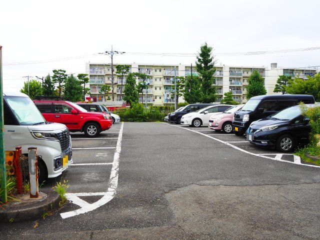 調布市染地３丁目の中古マンションの駐車場
