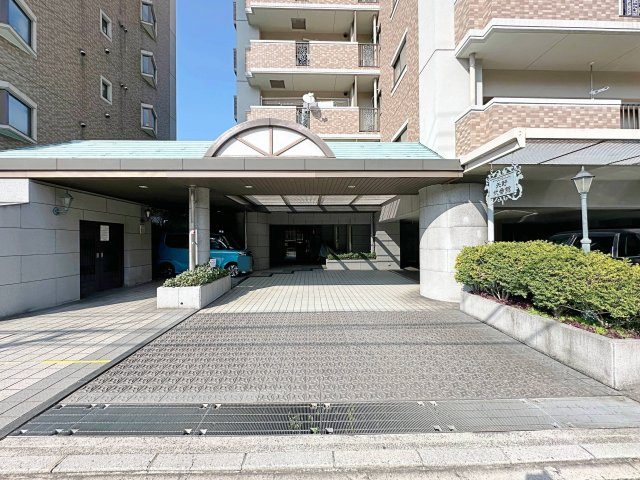 イーストヒルズ矢野弐番館 803のエントランス|車寄せ、来客駐車場もあるエントランス☆
