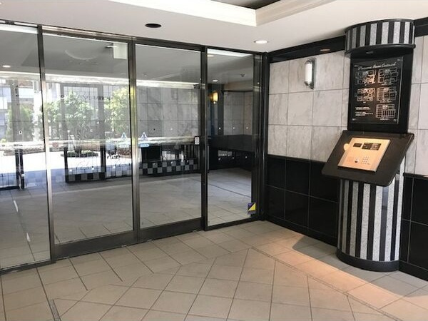 プレサンス泉セントマークのエントランス