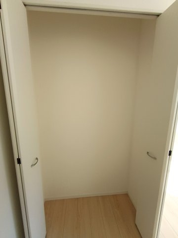 クレイドルガーデン周南市城ケ丘第5の収納|リビング内に設置された便利な折れ戸式の収納スペース。掃除道具や季節の小物などをサッとしまえて、リビング空間を常に広々と保てます。